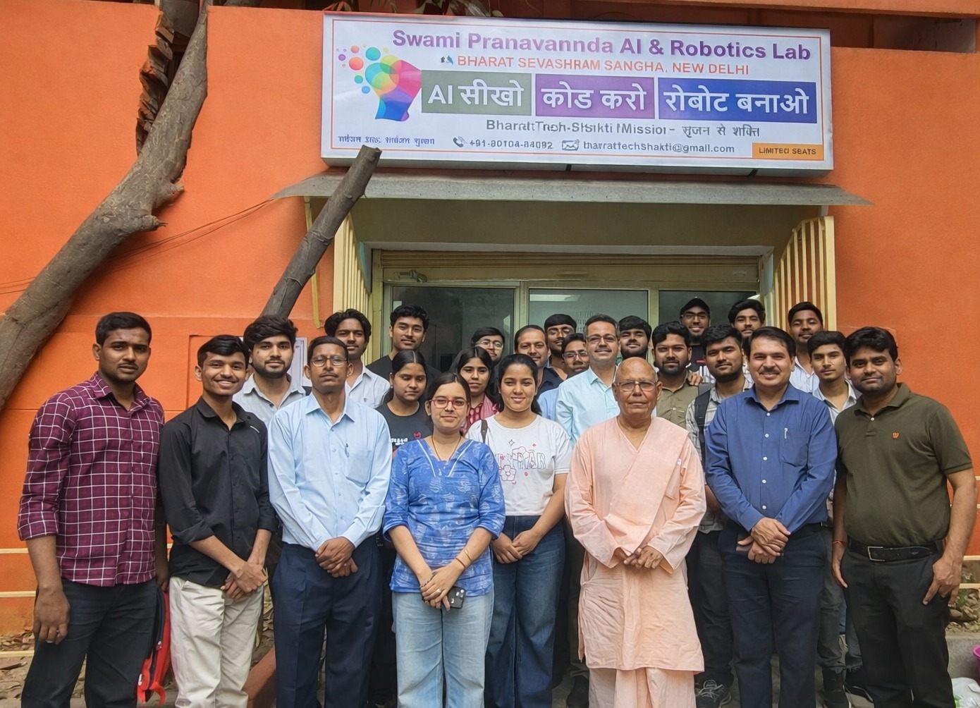 Students and faculty of PGDAV (Evening) College with Swamy Atmajnanananda Ji Maharaj outside the lab entrance.